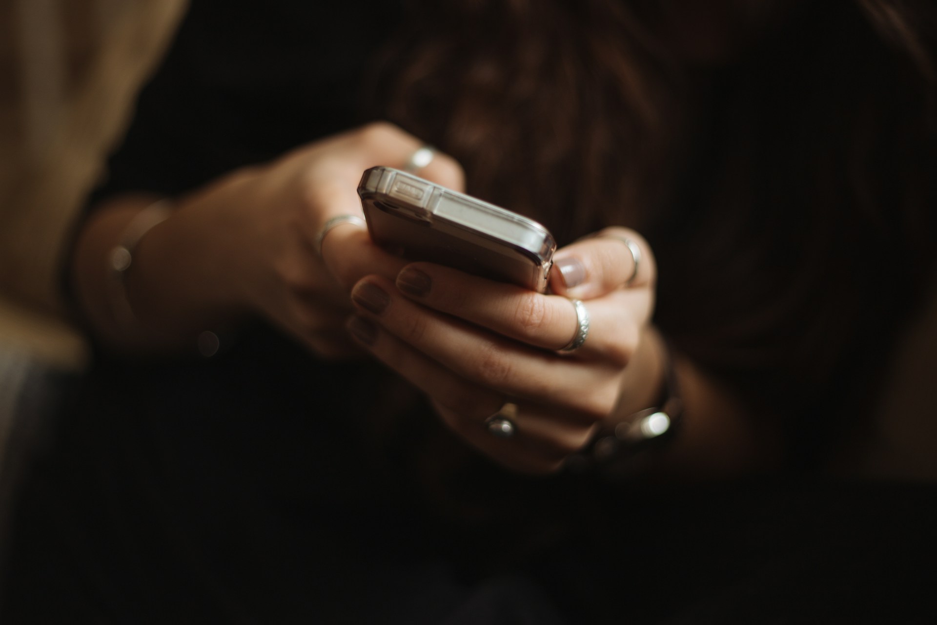 A person holding cell phone in hands.