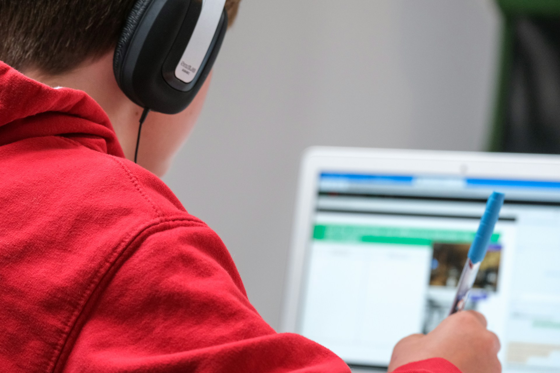 A student learning online wearing headphones.